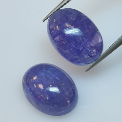 Tanzanite ovale taillée en cabochon