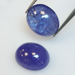 Tanzanite ovale taillée en cabochon