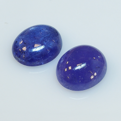 Tanzanite ovale taillée en cabochon