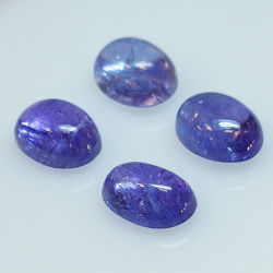 Tanzanite ovale taillée en cabochon