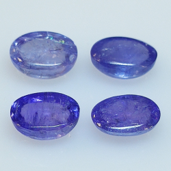 Tanzanite ovale taillée en cabochon