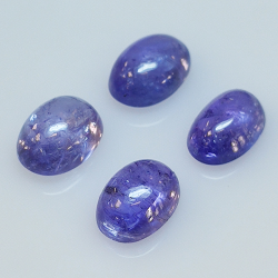 Tanzanite ovale taillée en cabochon