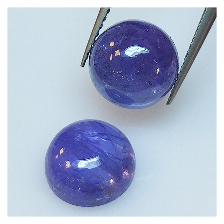 Tanzanite ronde taillée en cabochon