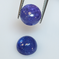 Tanzanite ronde taillée en cabochon