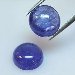 Tanzanite ronde taillée en cabochon