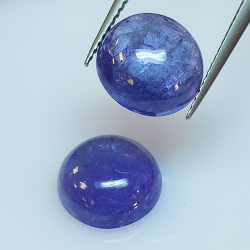 Tanzanite ronde taillée en cabochon