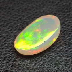 1.69ct  Äthiopischer Opal im Ovalschliff 10 x 7 mm