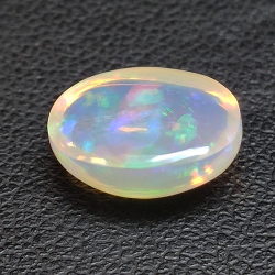 1.12 ct Äthiopischer Opal im Ovalschliff 9 x 7 mm