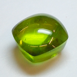 Peridoto 6.70ct talla cabujón 10mm