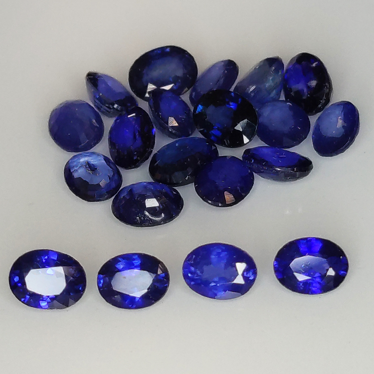 4,27 ct blauer Saphir im Ovalschliff, 4 x 3 mm