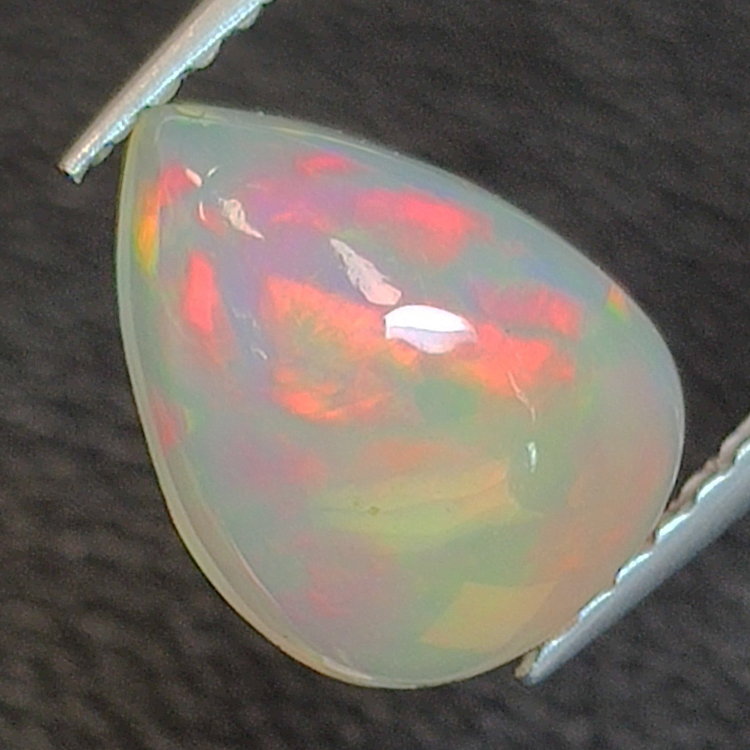 Opale Éthiopie (Wello) de taille poire 10 x 7.49 mm 1.74 ct