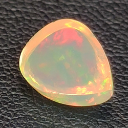 Opale Éthiopie (Wello) de taille poire 10 x 7.49 mm 1.74 ct