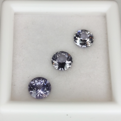 Spinel round size  4.66 a 5.13 mm 1.53ct