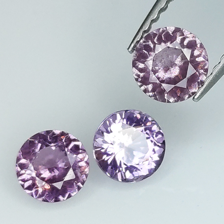 Spinel rond coupé 4.49 à 4.73 mm 1.19 ct