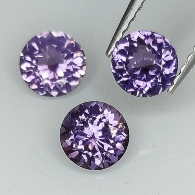 Spinel round size  4.50 a 4.59 mm 1.19 ct