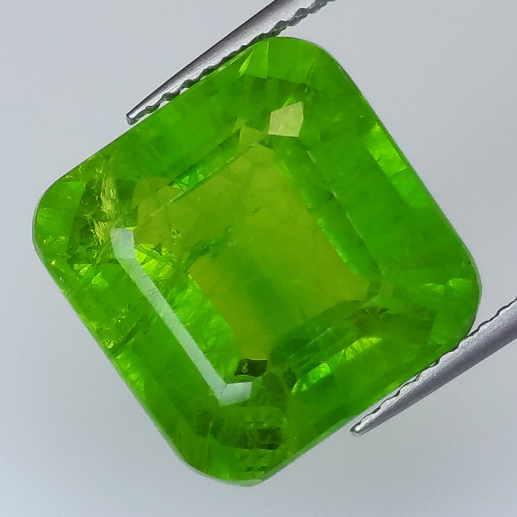 13.12ct Zafiro Verneuil verde talla esmeralda 12.57x12.39mm