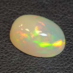 Opale Etiopia taglio ovale 2.29 ct