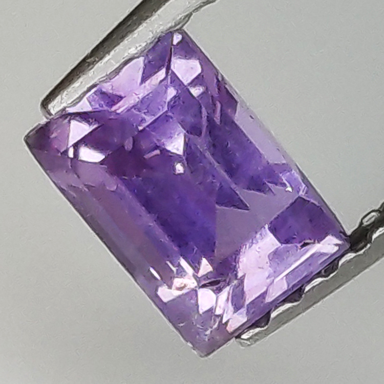 Saphir violet taille émeraude 0,80 ct 5,93 x 3,91 mm