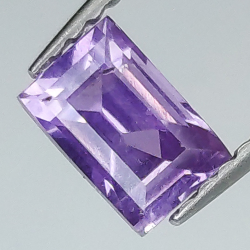 0,80 ct violetter Saphir im Smaragdschliff, 5,93 x 3,91 mm