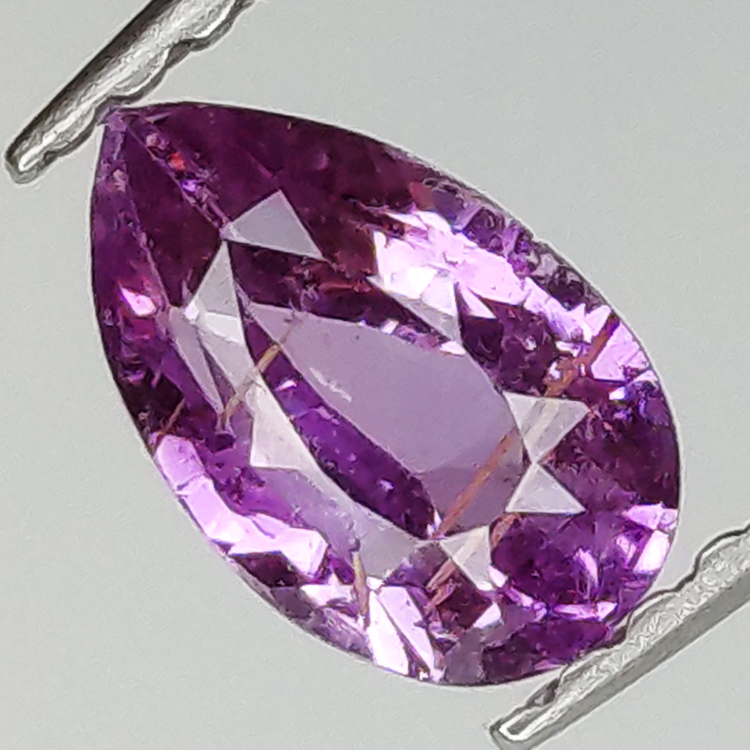 0,88 ct violetter Saphir im Birnenschliff, 6,9 x 4,44 mm