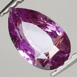 0,88 ct violetter Saphir im Birnenschliff, 6,9 x 4,44 mm