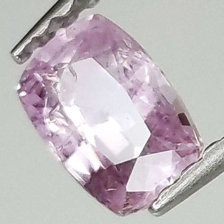 0,64 ct rosa Saphir-Smaragdschliff 5,69 x 3,79 mm