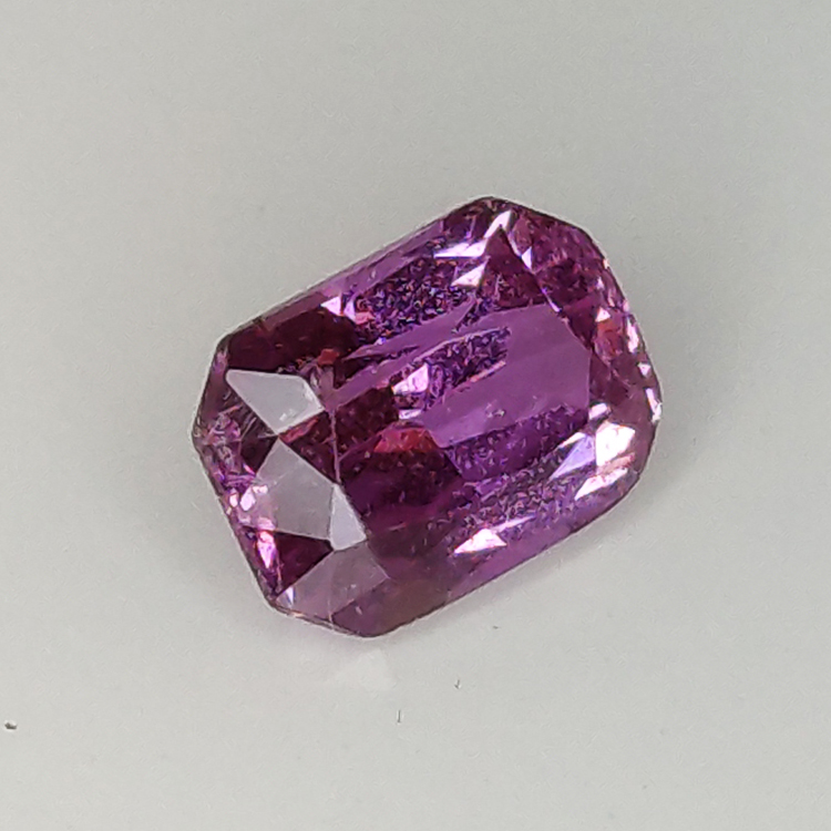 Saphir violet 0,85 ct taille émeraude 6,09 x 4,32 mm