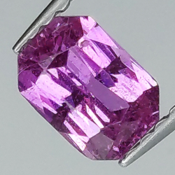 0,85 ct violetter Saphir im Smaragdschliff, 6,09 x 4,32 mm