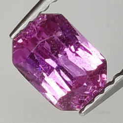 0,85 ct violetter Saphir im Smaragdschliff, 6,09 x 4,32 mm