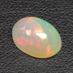 Opale d'Ethiopie taille ovale 1.89 ct