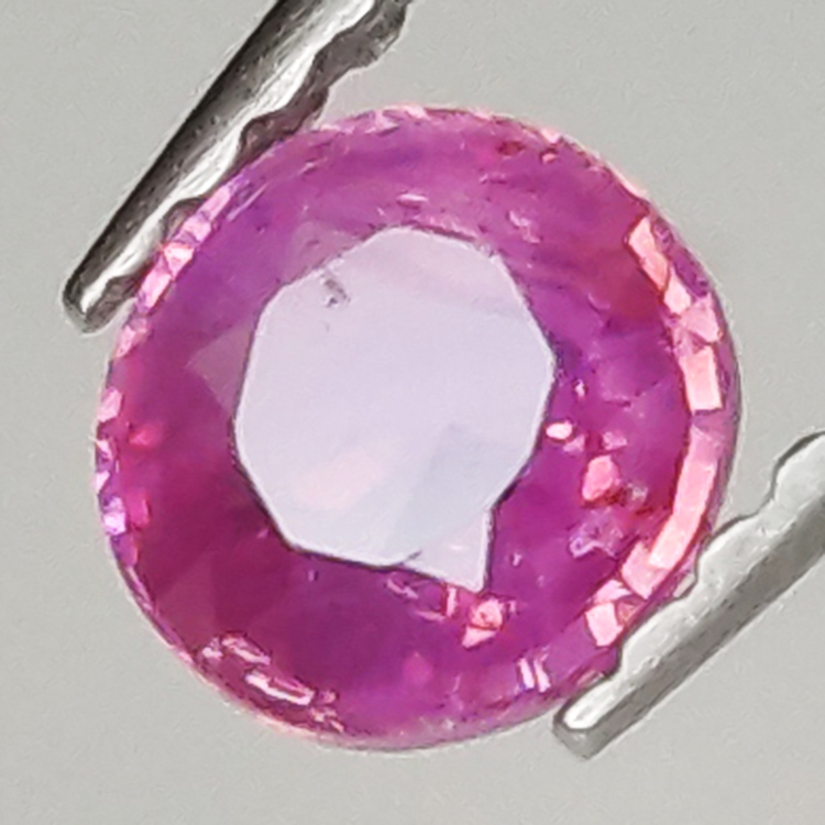 0,58 ct rosa Saphir im Rundschliff 4,98 x 2,60 mm