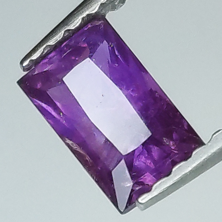 0,82 ct violetter Saphir im Baguetteschliff, 6,24 x 3,87 mm