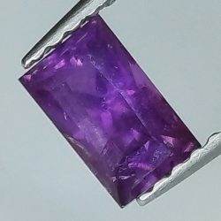 0,82 ct violetter Saphir im Baguetteschliff, 6,24 x 3,87 mm