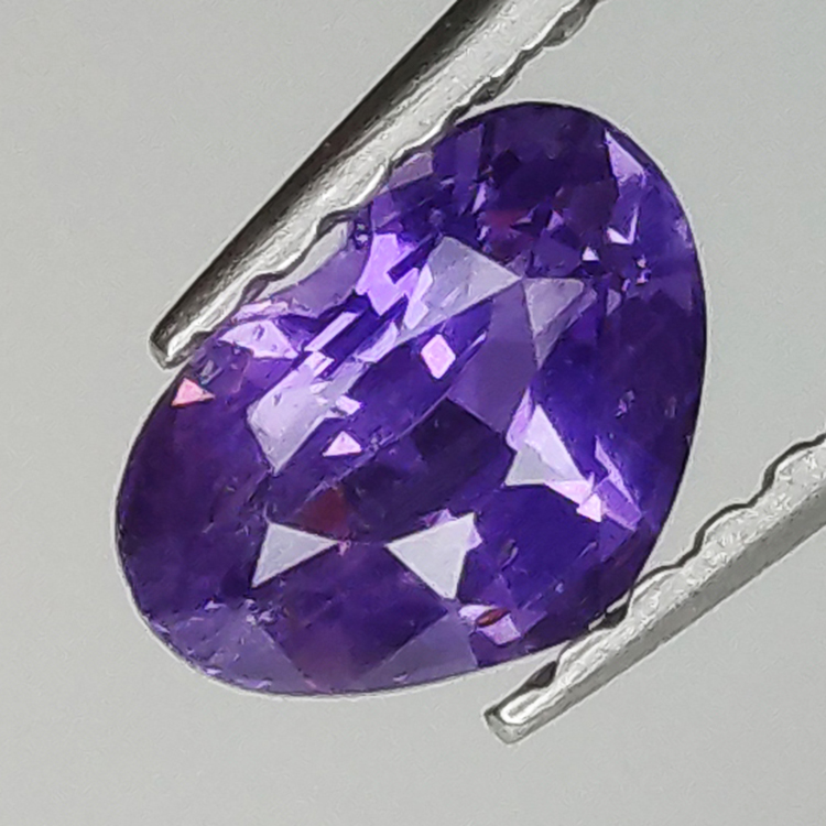 0,80 ct violetter Saphir im Smaragdschliff, 5,93 x 3,91 mm