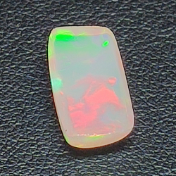 2,56 ct Opal im Baguetteschliff, 13,35 x 7,36 mm