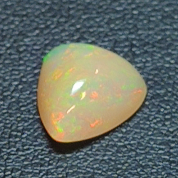 2,28 ct Opal im Trillantschliff, 10,40 x 5,18 mm