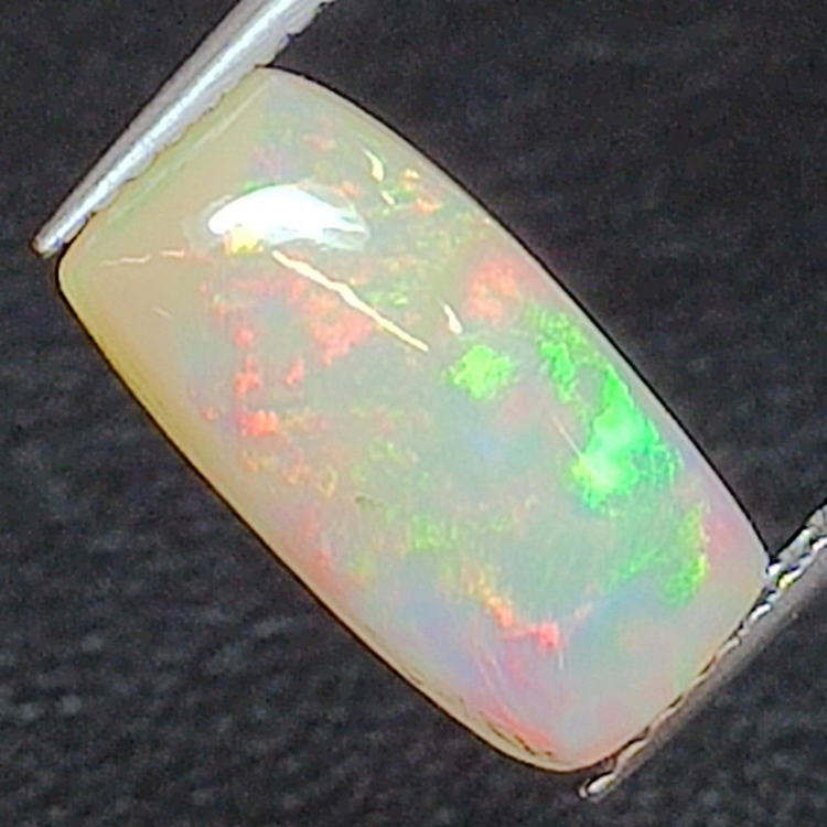 2,37 ct Opal im Baguetteschliff, 13,65 x 7,00 mm