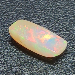 2,37 ct Opal im Baguetteschliff, 13,65 x 7,00 mm