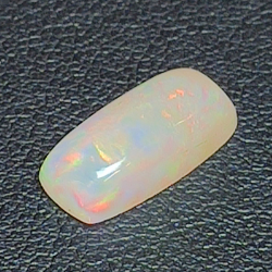 2,37 ct Opal im Baguetteschliff, 13,65 x 7,00 mm