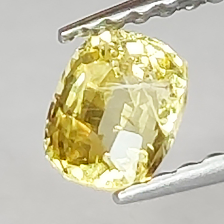 0.64ct Yellow Sapphire oval cut 4.72 x 3.92mm