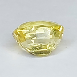 Saphir jaune 0,64 ct taille ovale 4,72 x 3,92 mm