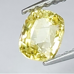 Saphir jaune 0,64 ct taille ovale 4,72 x 3,92 mm