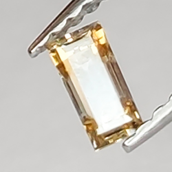 Diamant brun taille émeraude 0,19 ct 4,66 x 2,26 mm