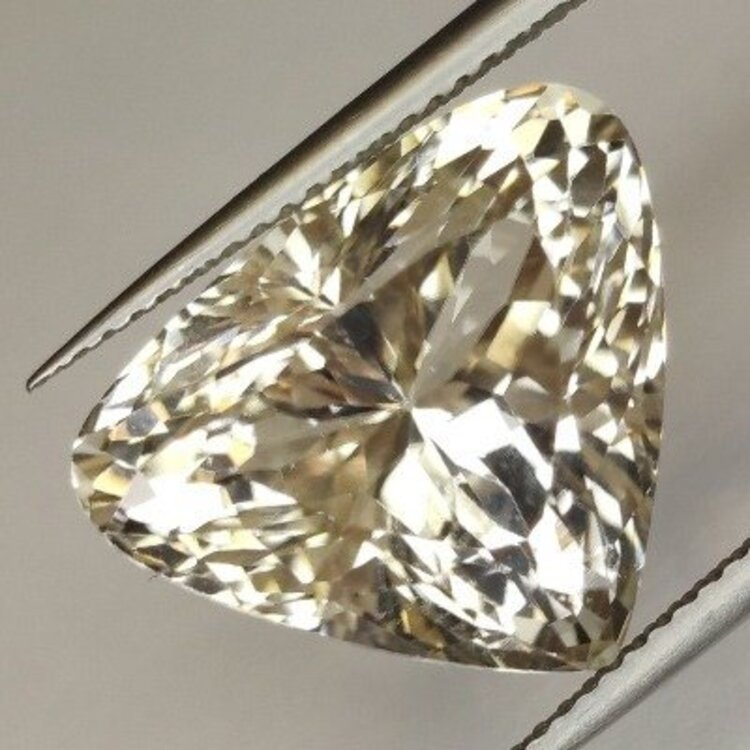 18.29ct. Kunzita natural talla pera 16.45x14.79mm