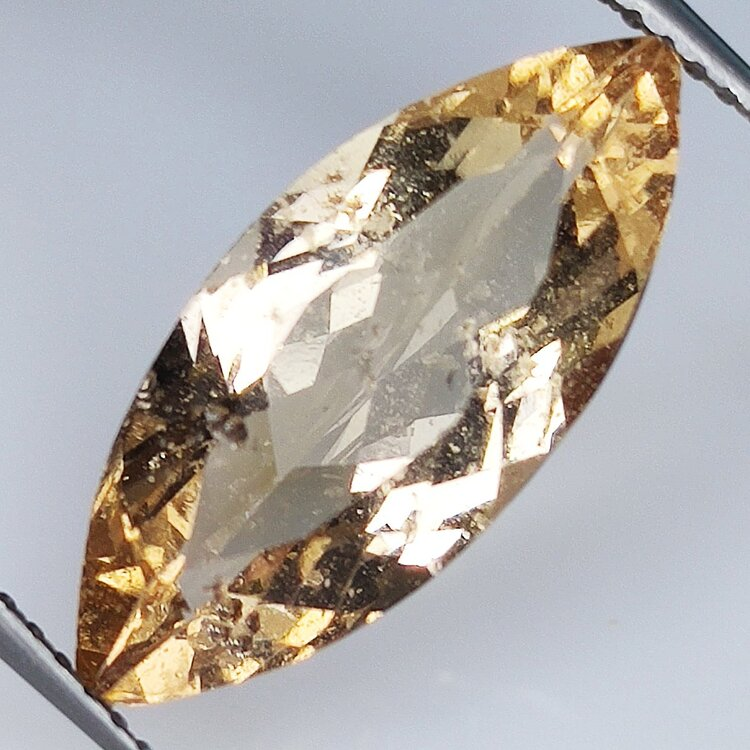 3,81 ct Morganit im Marquis-Schliff, 18,43 x 7,91 mm