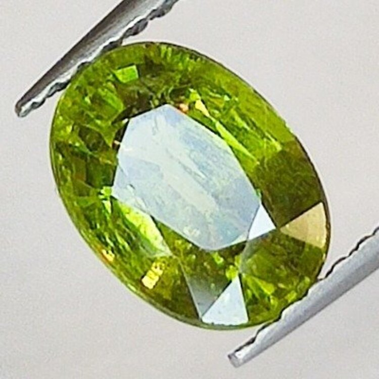 1,65 ct Demantoid-Granat im Ovalschliff, 7,99 x 5,78 mm