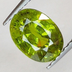 1,65 ct Demantoid-Granat im Ovalschliff, 7,99 x 5,78 mm