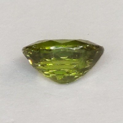 1,65 ct Demantoid-Granat im Ovalschliff, 7,99 x 5,78 mm