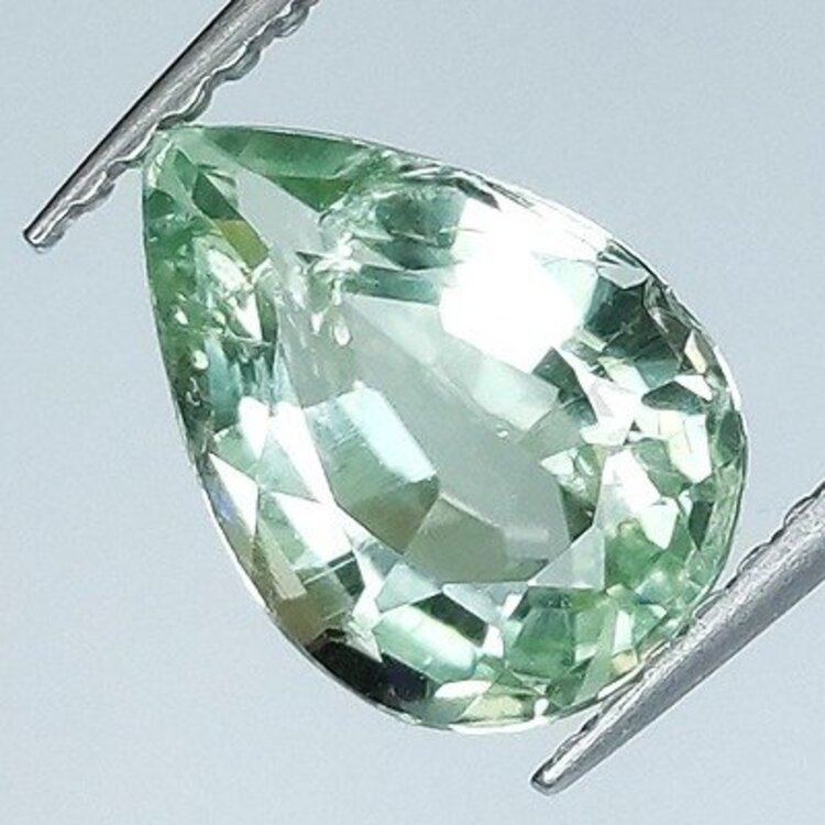 1,70 ct Paraiba-Turmalin im Birnenschliff, 9,46 x 6,74 mm