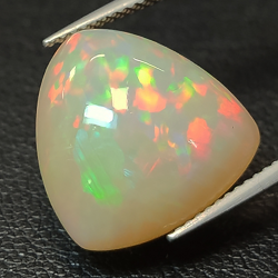 9.86ct Opal cabochon trillant 15.23x 8.87mm